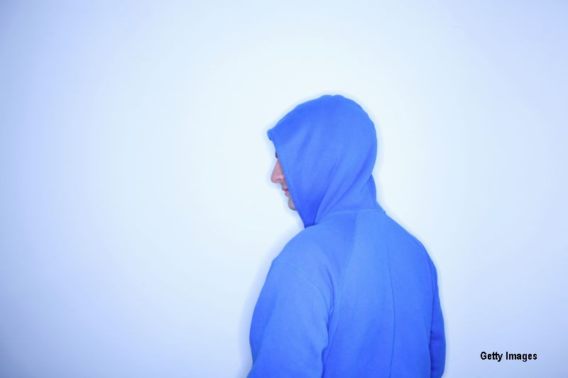 Un profesor din Marea Britanie, obligat sa isi dea jos hanoracul pentru ca ii ofensa pe clientii unui pub. Ce scria pe el