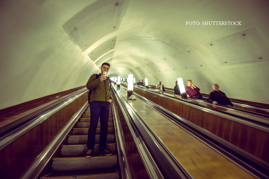 "Peste 80% dintre pensionarii care vand la metrou lucreaza pentru mafie". Cat castiga zilnic o batranica care aduce marar