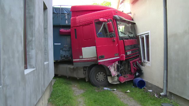Un sofer a ajuns cu TIR-ul pe care il conducea direct intr-o casa din Bistrita. Proprietar: "Am zis ca a explodat butelia"