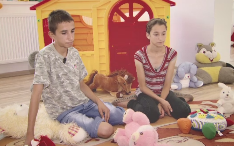 "Ma doare inima pentru ca mama nu e langa mine". Drama prin care trec doi frati din Giurgiu, abandonati de parinti