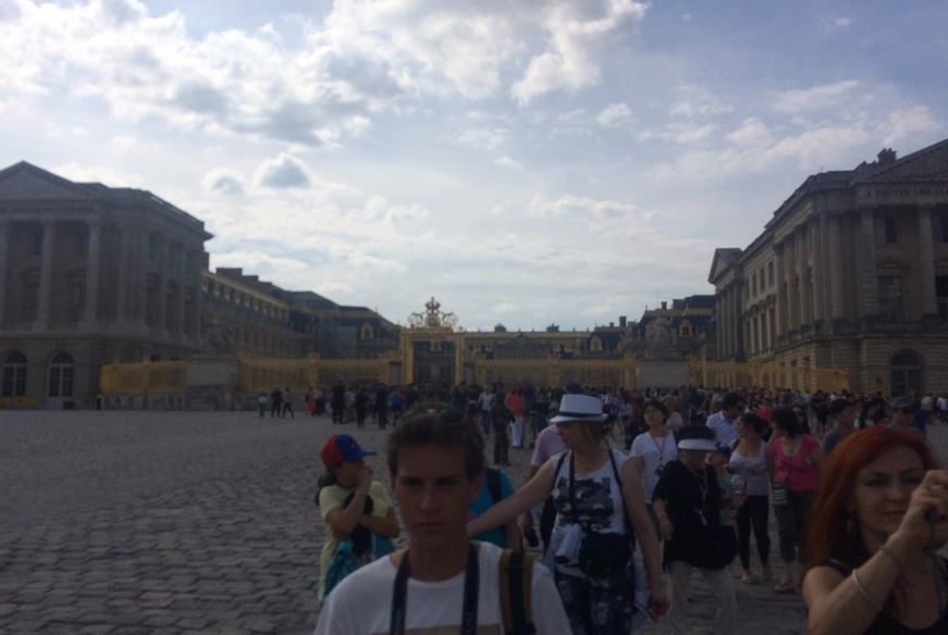 Palatul Versailles, evacuat din cauza unui pachet suspect. VIDEO