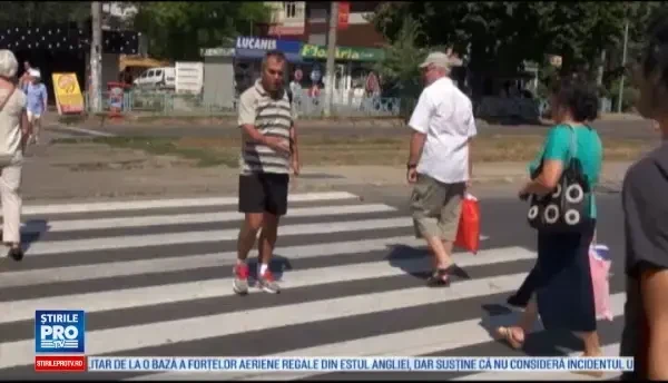 Un barbat din Galati, la un pas sa fie calcat de politie pe trecere. Ce i-ar fi facut agentii cand le-a atras atentia