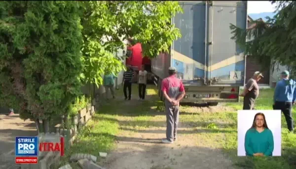 Un sofer a ajuns cu TIR-ul pe care il conducea direct intr-o casa din Bistrita. Proprietar: Am zis ca a explodat butelia