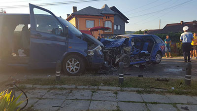 Planul rosu, activat in Arges. Doi tineri au murit dupa ce autoturismul lor a intrat pe contrasens si a izbit un microbuz