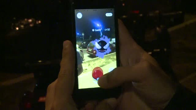 Peste 500 de impatimiti ai Pokemon GO s-au intalnit in Parcul Herastrau. "De cand cu jocul, ma mai scoate sotul in oras"