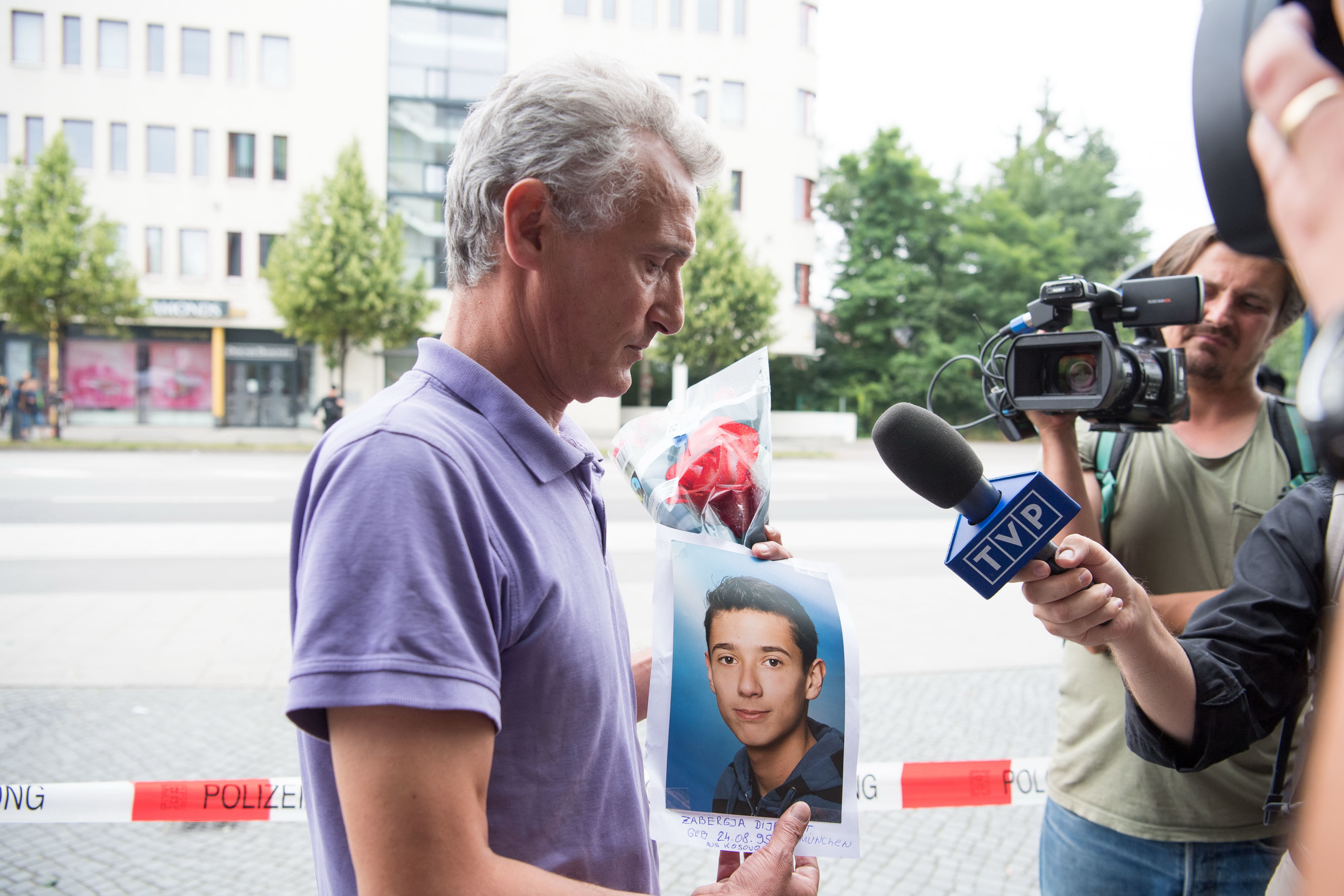 Un tata a venit sa depuna flori la Munchen, in locul in care a fost ucis fiul sau de 21 de ani. Cine sunt victimele atacului