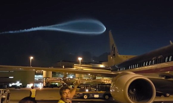 Fenomen neobisnuit in Miami. Angajatii aeroportului au scos telefoanele pentru a filma lumina bizara de pe cer. VIDEO