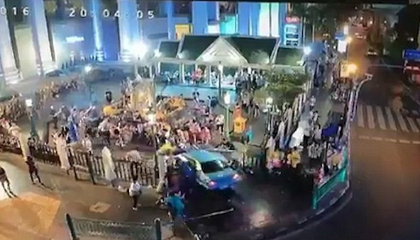 O masina a intrat in plin intr-o multime de oameni, ranind 6 persoane. Motivul pentru care soferul nu a oprit la timp. VIDEO