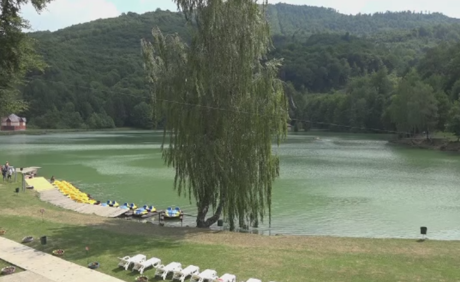 Statiunea din Maramures care atrage turisti din toata lumea. Pretul unei nopti de cazare in cabanele traditionale