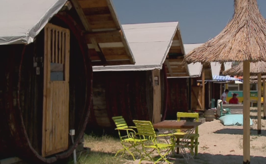 Cazare inedita pe plaja din Navodari. Cat costa sa petreci o noapte in butoaiele-bungalow imense