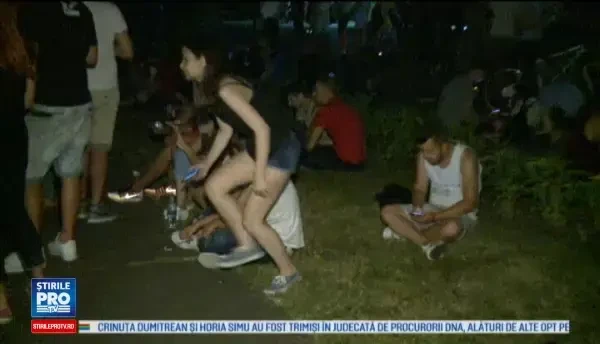 Peste 500 de impatimiti ai Pokemon GO s-au intalnit in Parcul Herastrau. De cand cu jocul, ma mai scoate sotul in oras