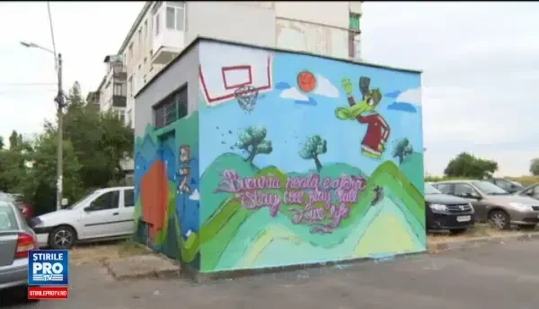 Cativa tineri din Ploiesti au colorat transformatoarele vechi dintre blocuri. Reactia localnicilor cand au vazut rezultatul