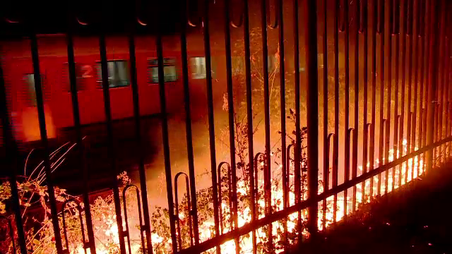 Incendiu in Constanta, langa calea ferata. Pompierii cred ca flacarile au fost provocate de temperaturile ridicate