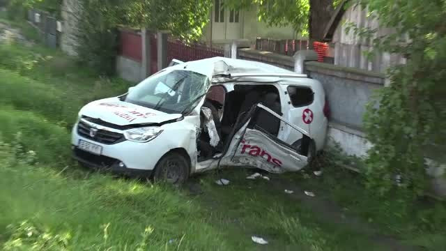 O femeie a murit si trei barbati sunt grav raniti dupa ce masina care ii ducea la dializa s-a ciocnit de un TIR, in Alba