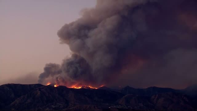 Coasta de vest a Americii este in flacari de cateva zile. Un incendiu de vegetatie a mistuit hectare de paduri din California