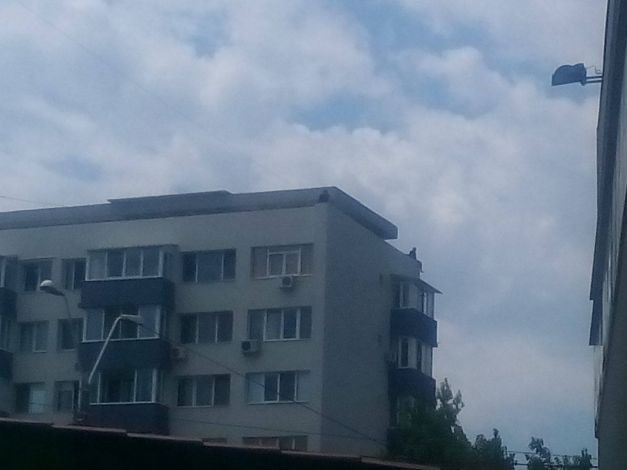 Doua femei s-au urcat pe un bloc din Capitala si au amenintat ca se arunca in gol. Ce le-au spus politistilor