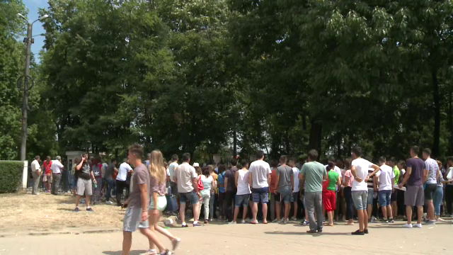 Mii de tineri la inscrierea pentru examenul de admitere la Academia de Politie. S-au asezat la rand de la ora 4 dimineata