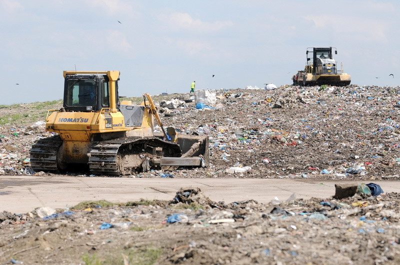 Jumatate din Bucuresti este poluat de groapa de gunoi din Chiajna. Echipa PRO TV, bruscata de paznicii de la intrare