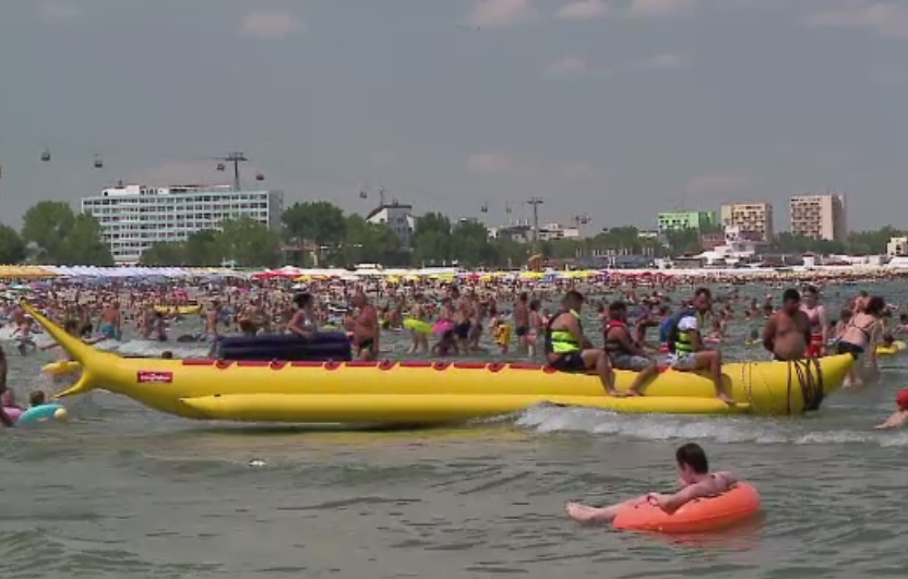 120.000 de persoane au ajuns duminica pe litoral. Cum au fost rasplatiti turistii care au reciclat dozele de beri