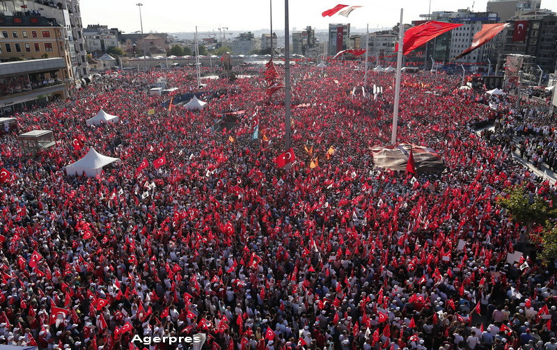 Sute de mii de turci au iesit in strada in piata Taksim din Istanbul in semn de sustinere fata de democratie. FOTO si VIDEO