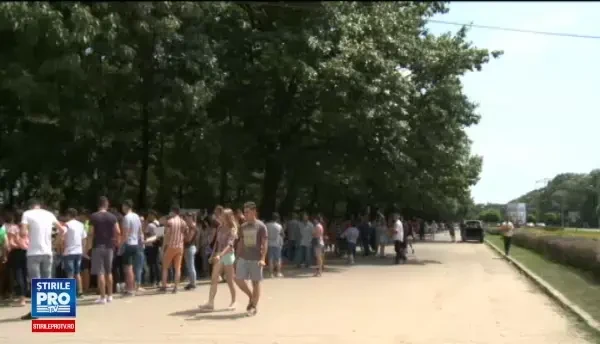 Cozi uriase la inscrierea pentru examenul de admitere la Academia de Politie. S-au asezat la rand de la ora 4 dimineata