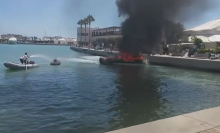 Panica intr-un port din Ibiza. Cinci persoane au fost ranite dupa ce o barca a luat foc