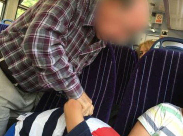 Un barbat a agresat un baiat intr-un tren, iar imaginile au ajuns pe internet. Motivul pentru care a izbucnit cearta