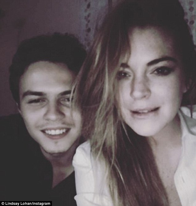 Lindsay Lohan a trezit toti vecinii cu tipetele ei. Actrita si-a acuzat logodnicul ca vrea sa o omoare