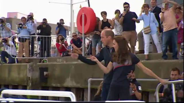 Ce cadou a primit printul George de ziua sa. Parintii lui, William si Kate, au participat la o competitie nautica