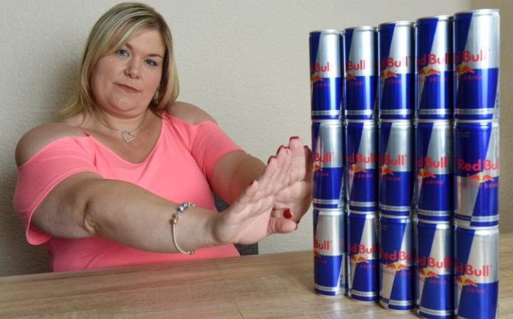 Femeia care a baut 20.000 de doze de energizant in 11 ani. Cati bani a cheltuit pentru viciul sau: "Am incercat sa ma opresc, dar n-am putut"