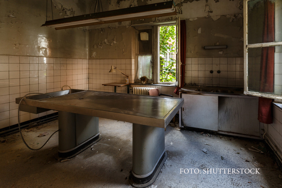 Batran adus la spital cu o rana plina de viermi. Explicatia primarului: "Cum are o mancarime se scarpina ca un om fara minte"