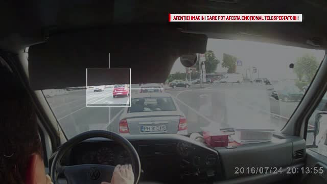 O ambulanta aflata in misiune s-a rasturnat dupa ce a fost izbita in plin de o masina. Imaginile surprinse de un sofer. VIDEO