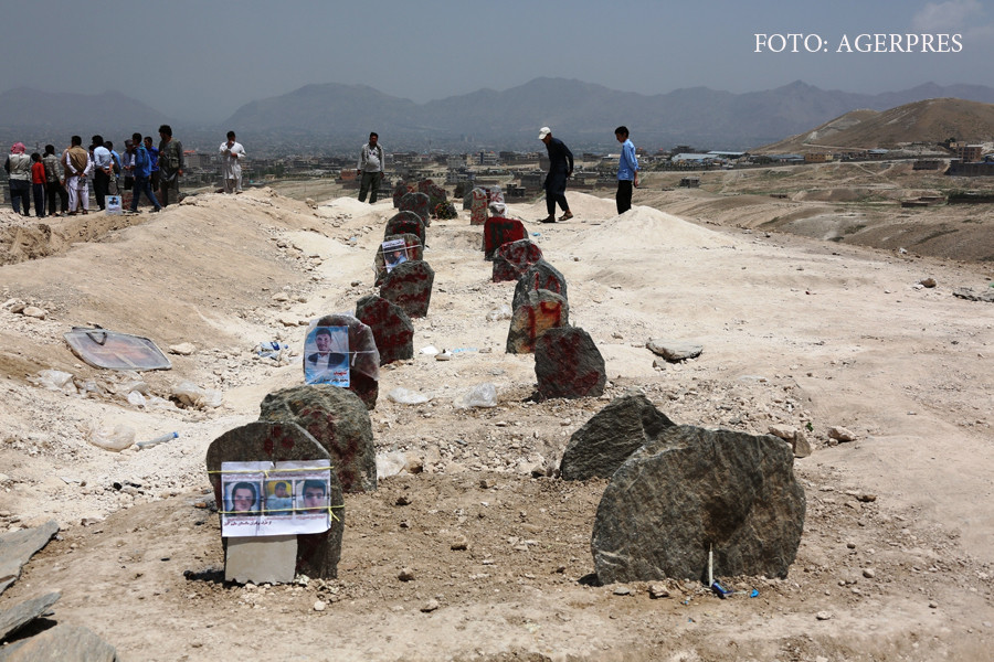 Mormintele victimelor atentatului sinucigas din Kabul, care a facut cel putin 80 de morti