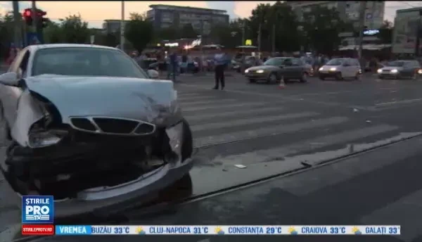 Ambulanta aflata in misiune, implicata intr-un grav accident in Ploiesti. Pacientul de pe targa se afla in stare grava