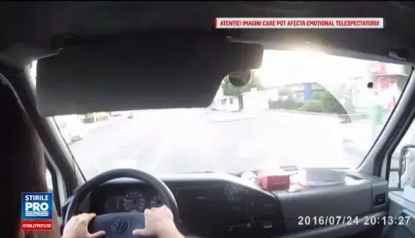 Ambulanta aflata in misiune, implicata intr-un grav accident in Ploiesti. Pacientul de pe targa se afla in stare grava