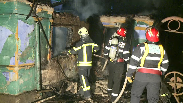 Trei case din Bucuresti cuprinse de incendiu, luni noapte. Oamenii cred ca flacarile au fost puse intentionat