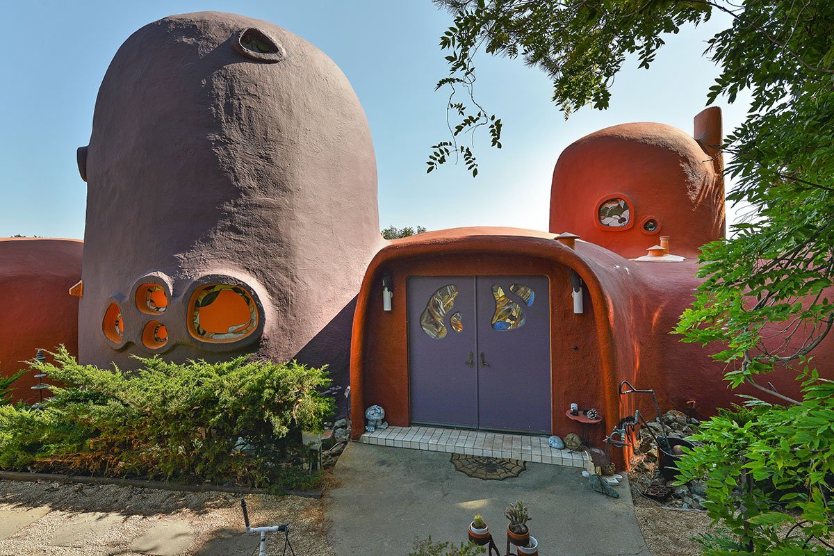 "Vila" familiei Flinstone a fost reconstruita in California, insa costa o avere! Pentru cati bani poate fi vanduta