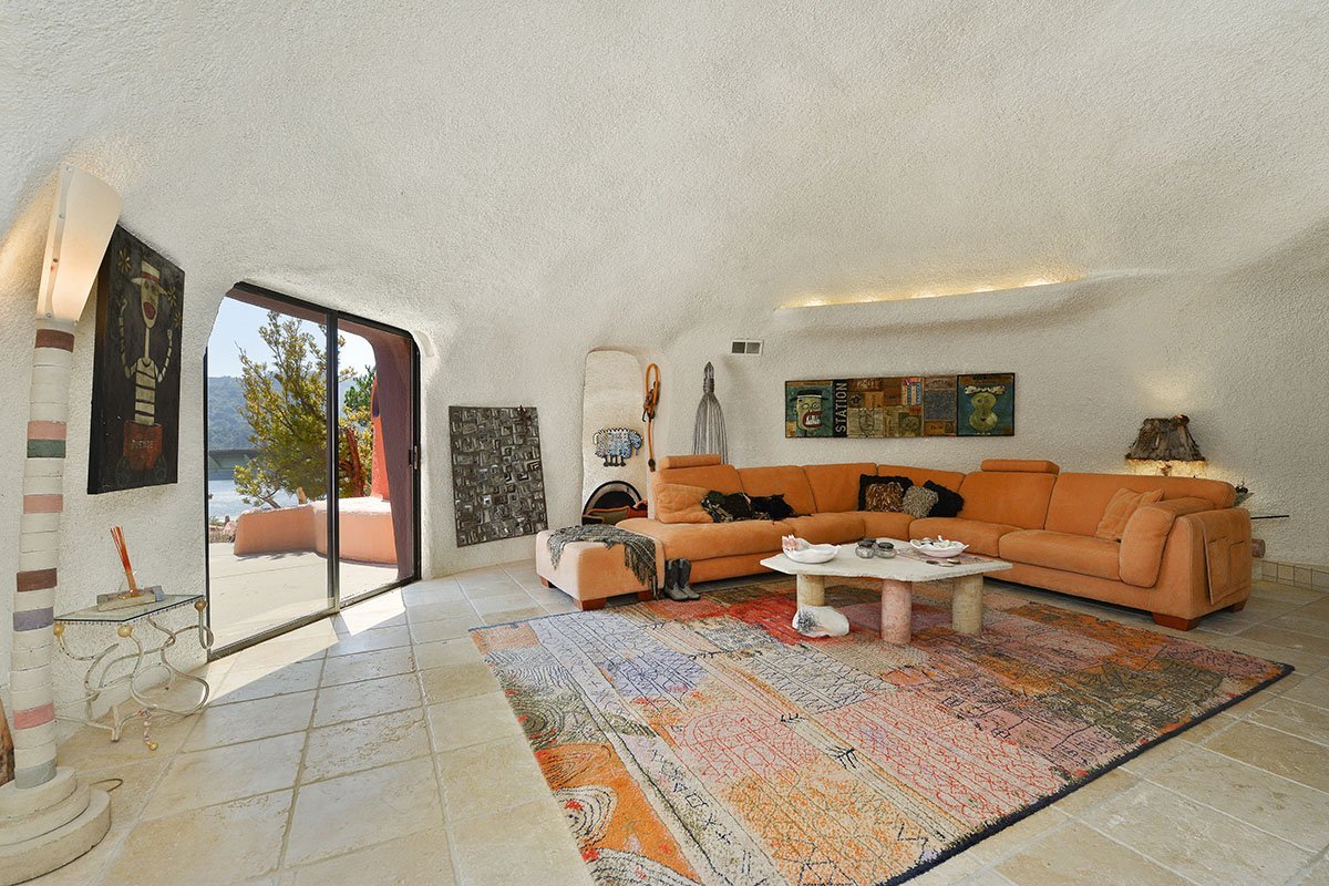 "Vila" familiei Flinstone a fost reconstruita in California, insa costa o avere! Pentru cati bani poate fi vanduta