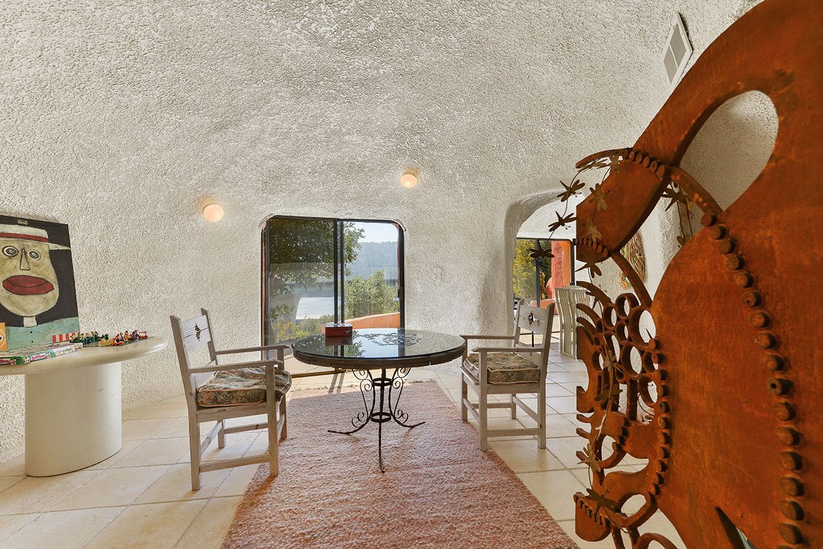 "Vila" familiei Flinstone a fost reconstruita in California, insa costa o avere! Pentru cati bani poate fi vanduta