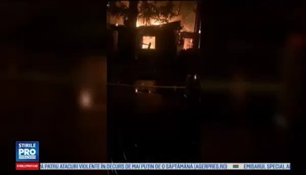 Trei case din Bucuresti cuprinse de incendiu, luni noapte. Oamenii cred ca flacarile au fost puse intentionat
