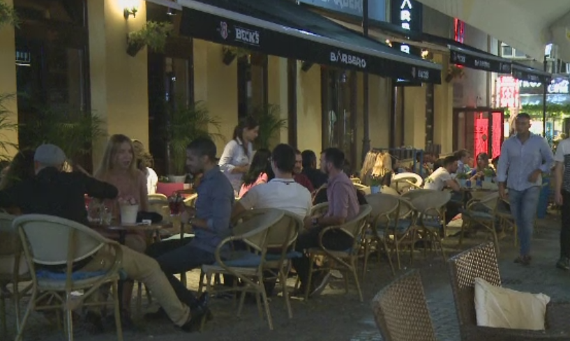 Caldura i-a scos pe bucuresteni din case la apusul soarelui. Cum au suportat oamenii temperaturile de pana la 35 de grade