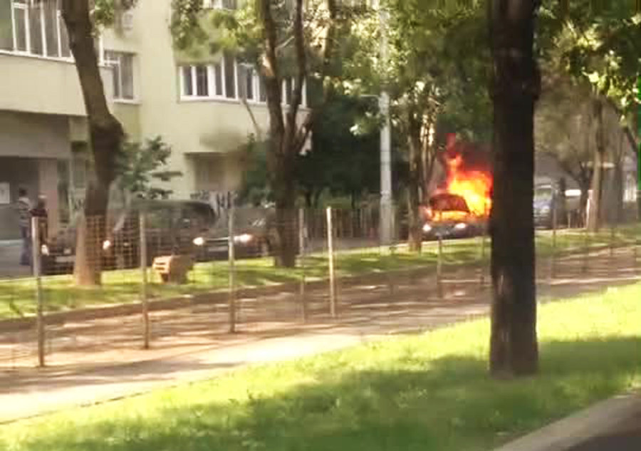 O masina a luat foc din senin pe bulevardul Titulescu din Capitala. De ce ar fi putut incendia un bloc din vecinatate