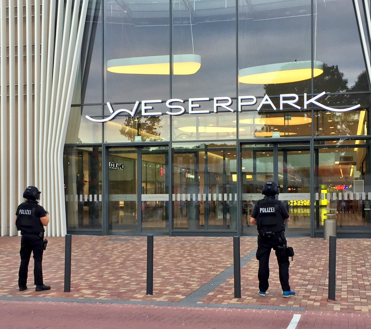 "Va arunc in aer". Un mall din Germania, evacuat de politie pentru a prinde un algerian scapat de la Psihiatrie