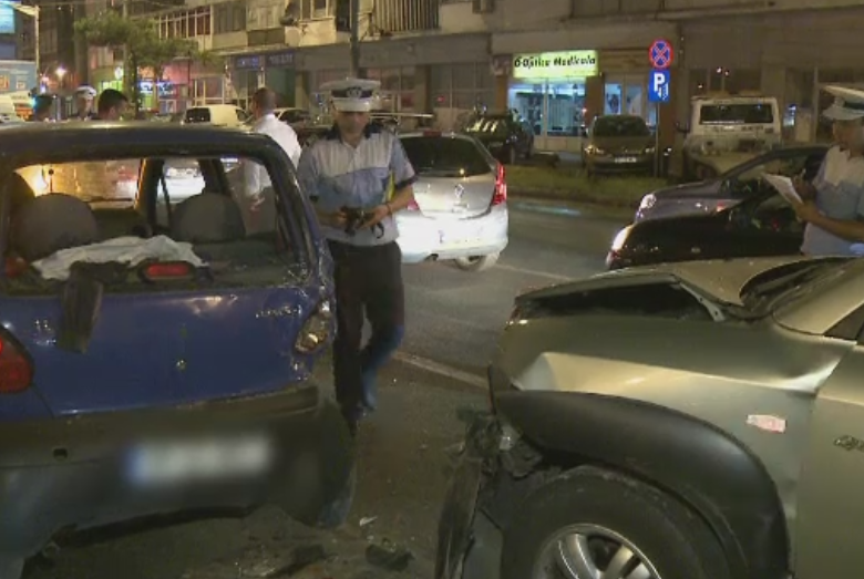Accident in lant in Bucuresti. Dezastrul pe care l-a provocat o soferita care a vrut sa schimbe banda de mers
