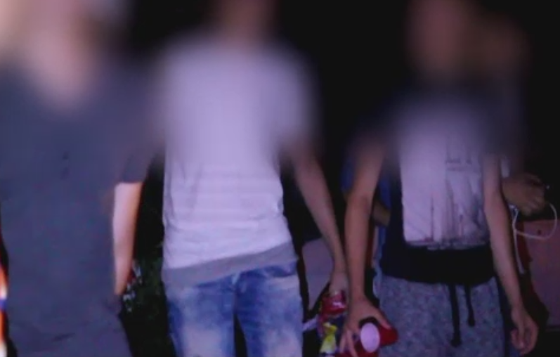 Razie educativa in Galati. Politistii i-au pus pe cativa tineri sa curete locul unde aruncasera ambalaje