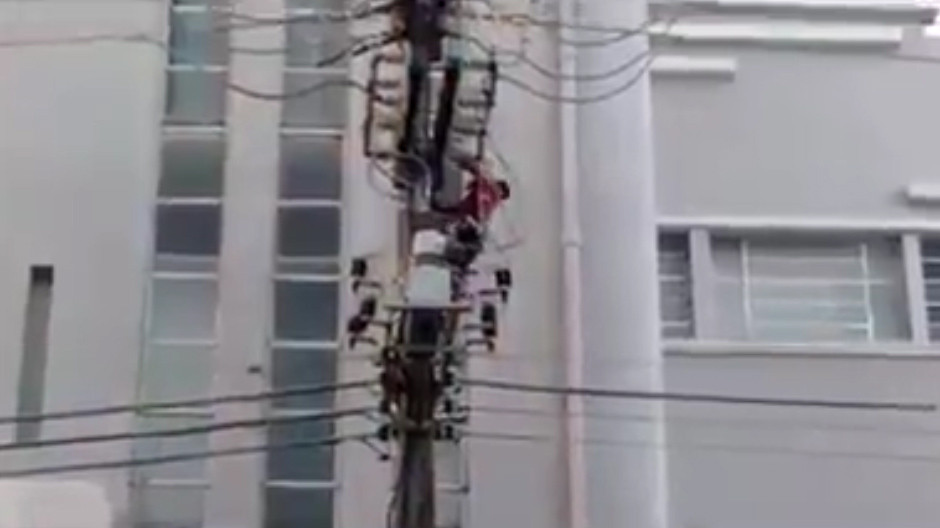 Un barbat din Brazilia a murit electrocutat. Ce l-a determinat pe acesta sa urce pe stalpul de inalta tensiune. VIDEO
