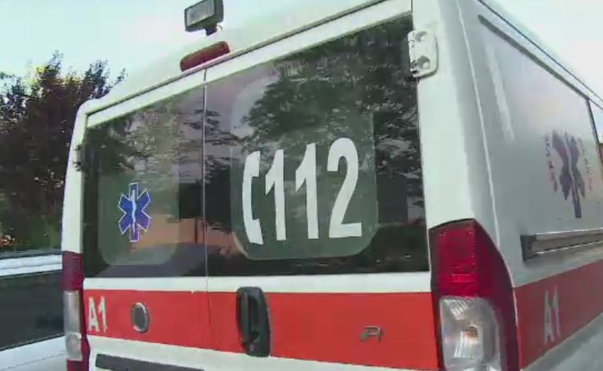 Moarte suspecta in centrul Capitalei. O femeie a fost gasita fara viata pe trotuarul din fata blocului