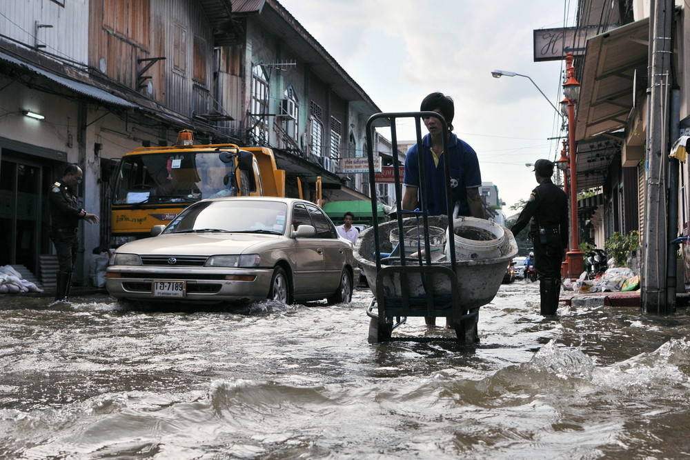 Un barbat a fost nevoit sa aleaga intre salvarea mamei sau sotiei, in timpul unor inundatii puternice. Ce a ales acesta