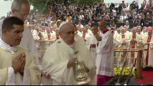 Papa Francisc, incident in timpul vizitei in Polonia. S-a impiedicat de o treapta si a cazut in timpul unei slujbe