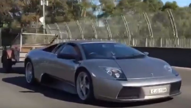 Cand iti iei Lamborghini, dar nu-ti mai raman bani si pentru duba de carat animalele :)) Un sofer si-a pus remorca la bolidul de 300.000